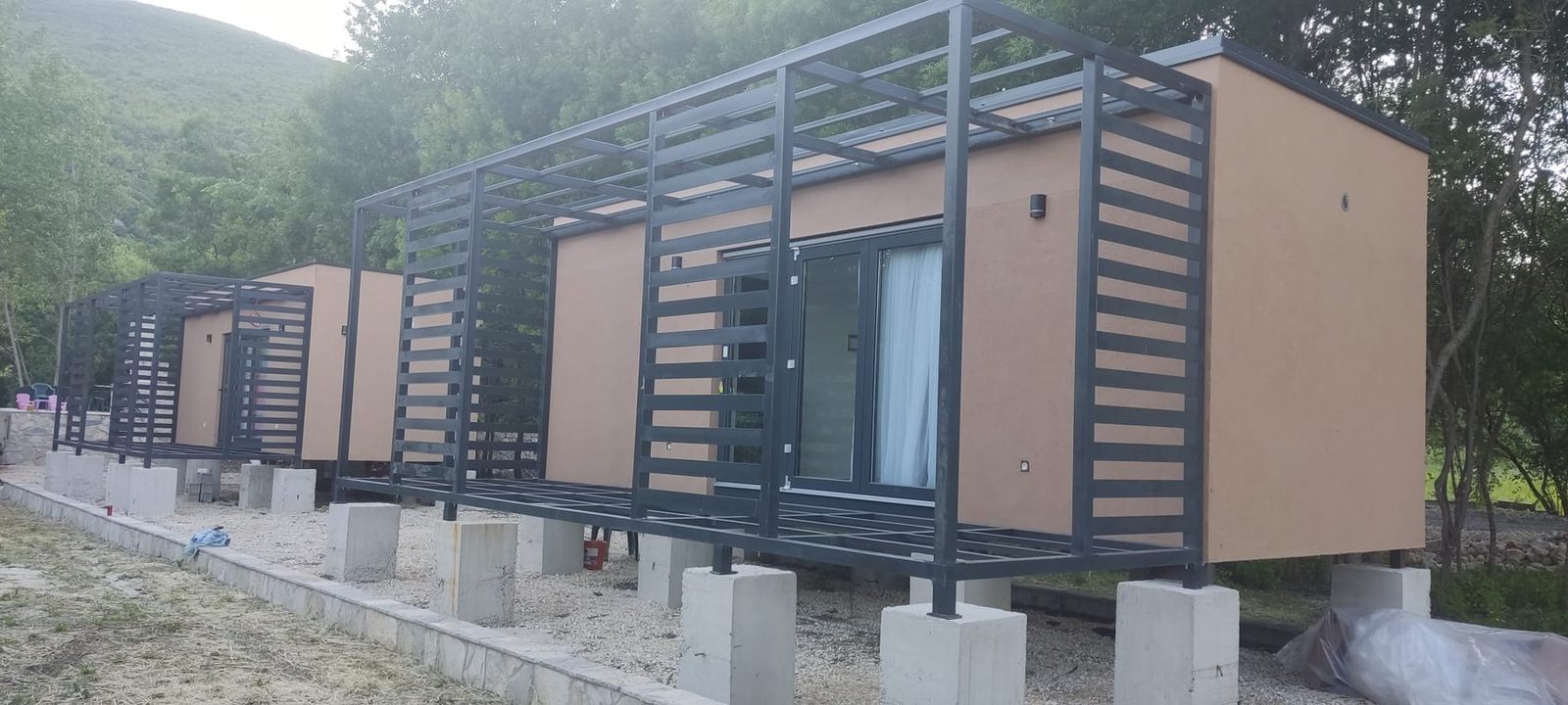 Izvedeni moduli s crnim čeličnim pergolama